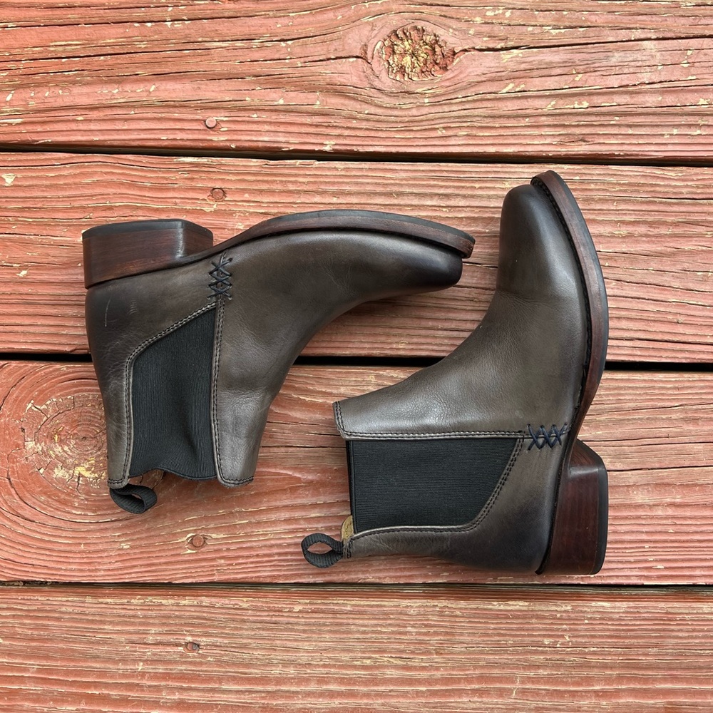 Low Heel Women’s Chelsea Boot Size 5